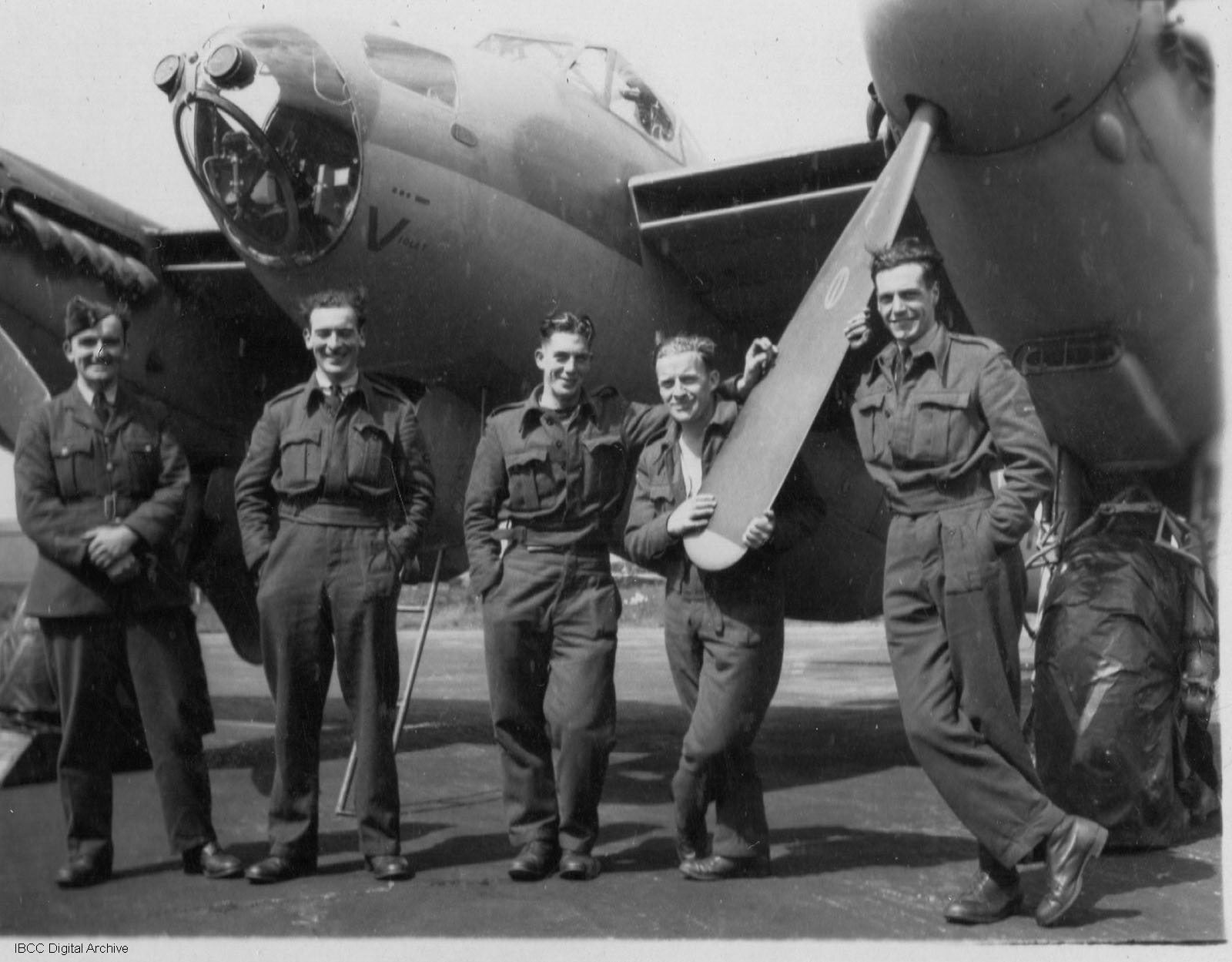 627 Squadron ground crew · IBCC Digital Archive