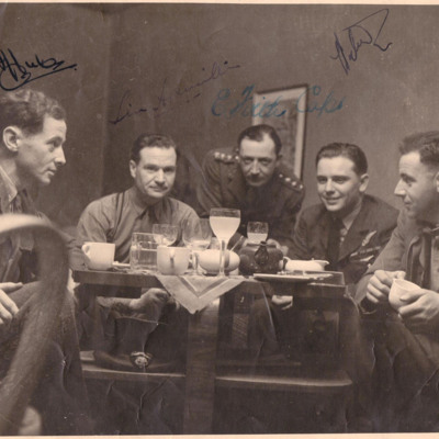 Five servicemen round a table