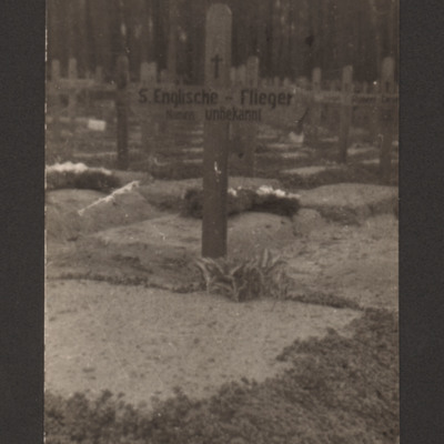 English airman&#039;s grave